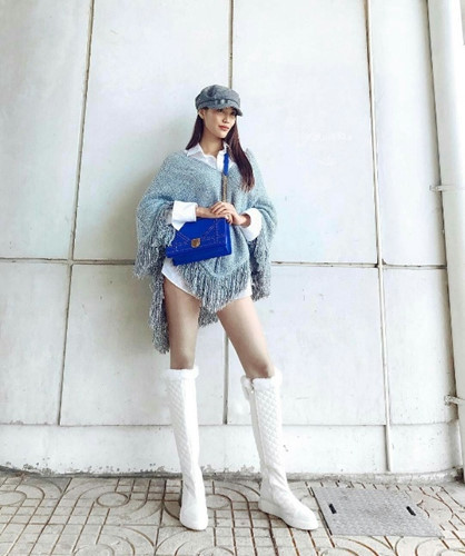 Chiếc túi màu xanh dương này cũng đến từ thương hiệu Dior nhưng nó thuộc dòng DIORAMA, có trị giá 72 triệu VND.