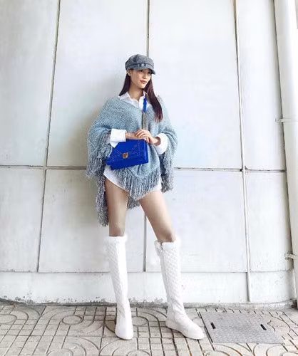 Chiếc túi màu xanh dương này cũng đến từ thương hiệu Dior nhưng nó thuộc dòng DIORAMA, có trị giá 72 triệu VND.