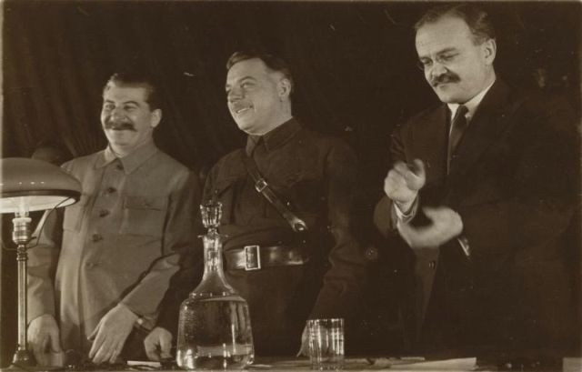 Nhờ sự lãnh đạo của ông Stalin và Đảng Cộng sản Liên Xô, xứ sở bạch dương đã giành thắng lợi trong cuộc chiến chống phát xít Đức (1941 - 1945) cũng như thành lập hệ thống Xã hội Chủ nghĩa.