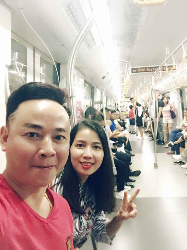 Bà xã nam diễn viên hiện đang làm việc bán thời gian trong một công ty truyền thông, vì vậy chị có khá nhiều thời gian dành cho gia đình.