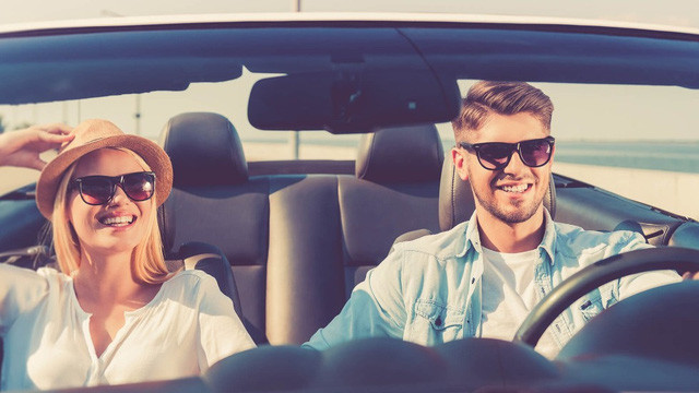 Khi lái xe ở Tây Ban Nha, các tài xế phải đeo thêm kính râm như một món đồ phụ tùng quan trọng trên xe. Không riêng nước này, Thụy Sỹ cũng áp dụng luật lệ này.