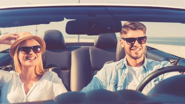 Khi lái xe ở Tây Ban Nha, các tài xế phải đeo thêm kính râm như một món đồ phụ tùng quan trọng trên xe. Không riêng nước này, Thụy Sỹ cũng áp dụng luật lệ này.