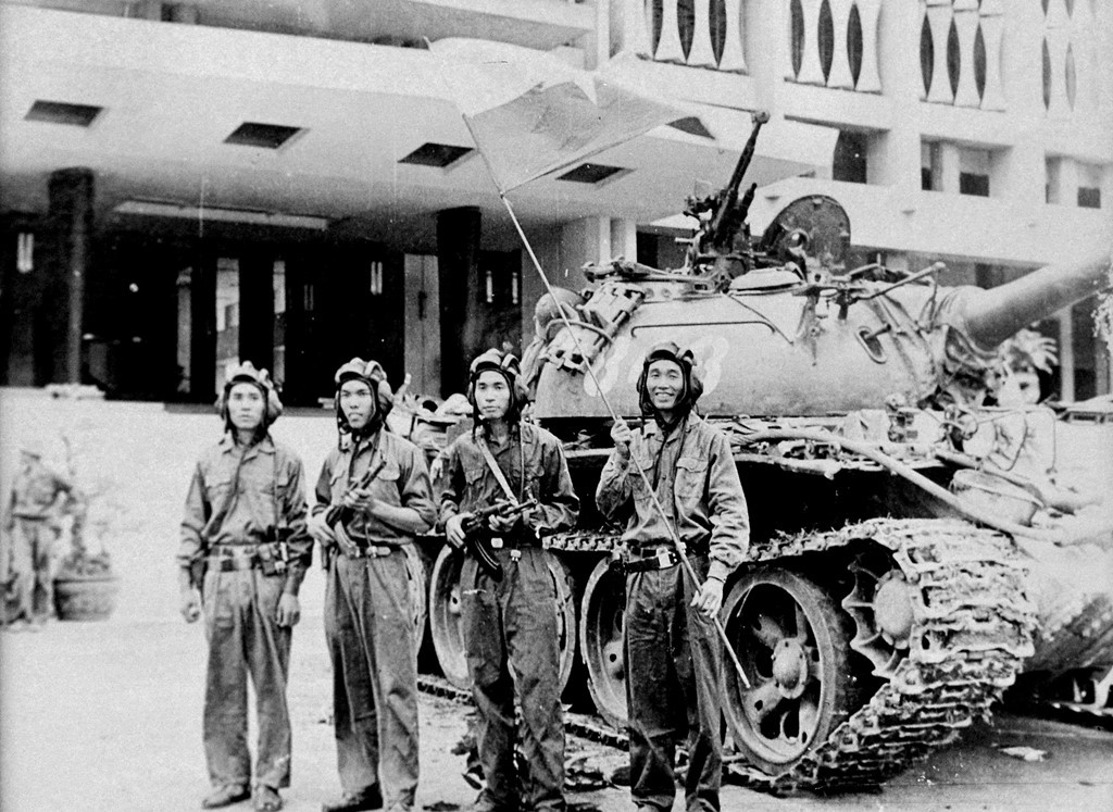 Các chiến sĩ quân giải phóng giương cao ngọn cờ chiến thắng trưa ngày 30/4/1975.