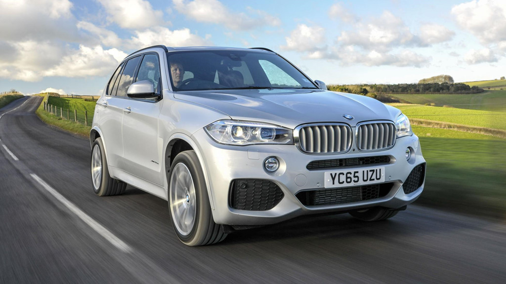 10. BMW X5M/X6M: Hai mẫu SUV BMW X5M và X6M được trang bị khối động cơ V8 4.4L M TwinPower Turbo, cho công suất tối đa 567 mã lực và mô-men xoắn cực đại 750 Nm, kết hợp với hộp số tự động 8 cấp cùng hệ dẫn động 4 bánh toàn thời gian. Khối động cơ này giúp hai anh em nhà BMW tăng tốc 0-100 km/h trong 4,2 giây trước khi đạt tốc độ giới hạn 250 km/h. BMW X5M có giá từ 67.457 USD trong khi BMW X6M có giá 96.858 USD.
