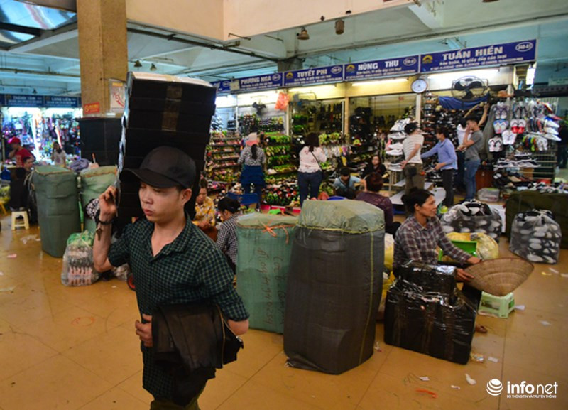 Chợ Đồng Xuân không những là đầu mối phân phối, buôn bán hàng hóa lớn nhất ở miền Bắc từ trước đến nay