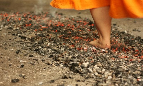 Không phải ai cũng có can đảm đi trên than nóng. Trên thực tế, đây là phong tục truyền thống cổ xưa ở Trung Quốc.
