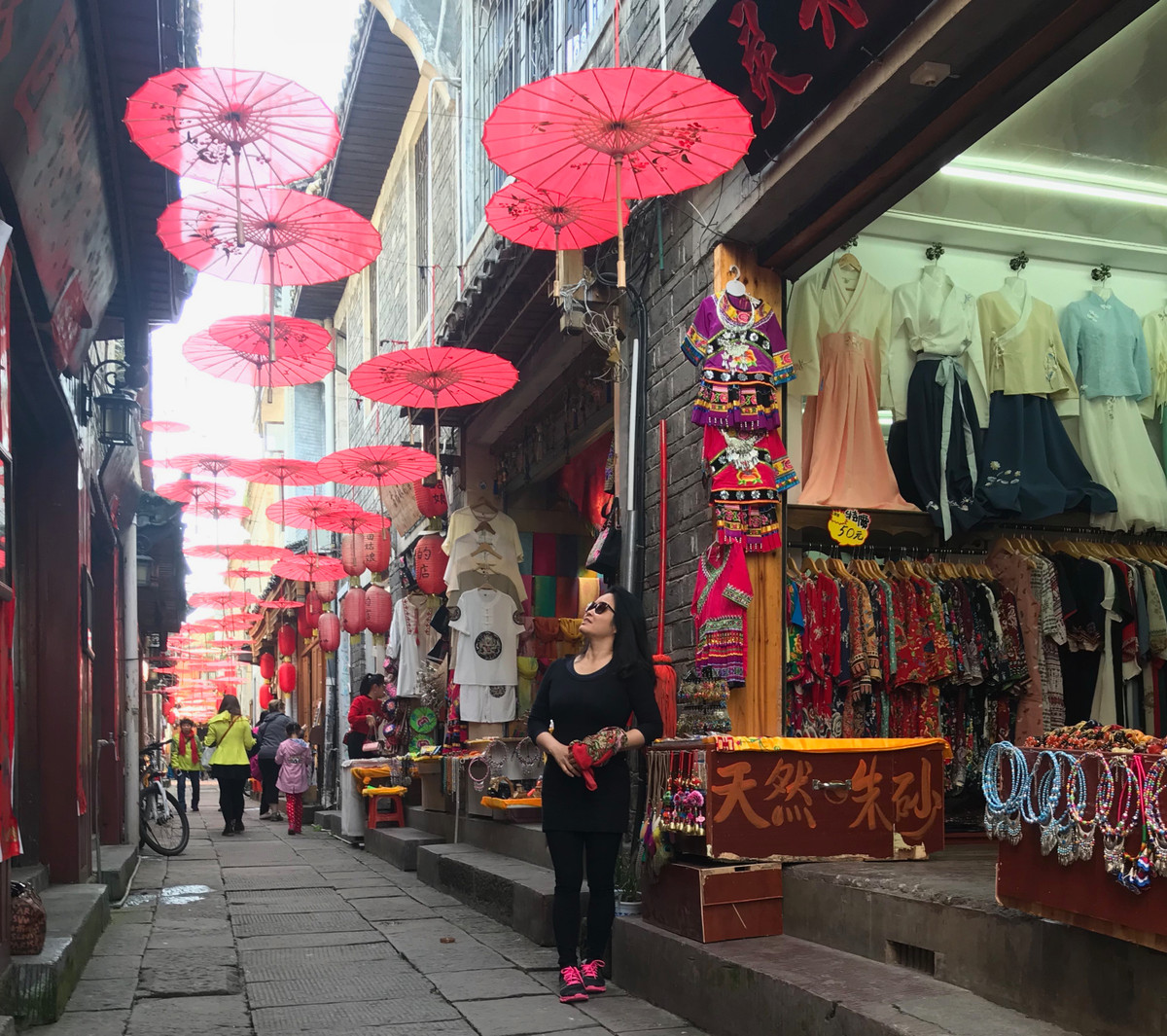 Con đường ô đỏ rất lãng mạn, cổ kính nhưng cũng pha nét hiện đại