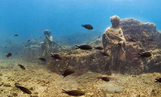 Ngày nay, các thợ lặn có thể ngắm nhìn những tàn tích gần 2.000 năm tuổi còn khá nguyên vẹn của thành phố Baiae như lâu đài, quảng trường, đường xá...