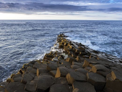 Khi một phần nhỏ dòng dung nham núi lửa bắt đầu nguội dần từ trong ra ngoài thì nó sẽ co lại và tạo ra sự đứt gãy.