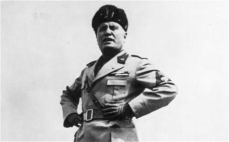 Khi mất toàn bộ quyền lực, Mussolini bỏ trốn cùng người tình Clara Petacci. Tuy nhiên, cả hai bị bắt giữ tại trạm kiểm soát ở Dongo, gần hồ Como khi đang cố trốn sang Thụy Sỹ ngày 27/4/1945.