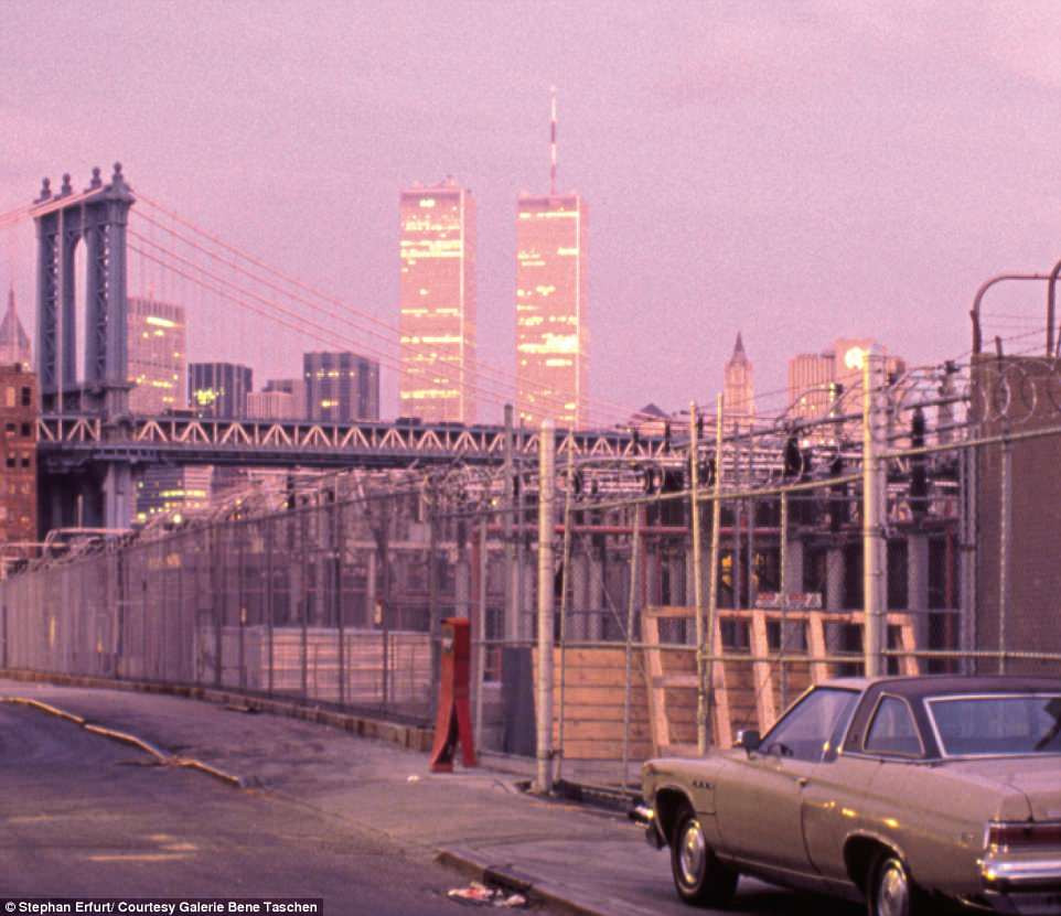 Tòa tháp đôi nổi ở thành phố New York của Mỹ lúc hoàng hôn được nhìn thấy từ xa.