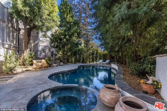 Bên cạnh hồ bơi xanh trong là bồn tắm Jacuzzi phục vụ những tháng thời tiết lạnh.