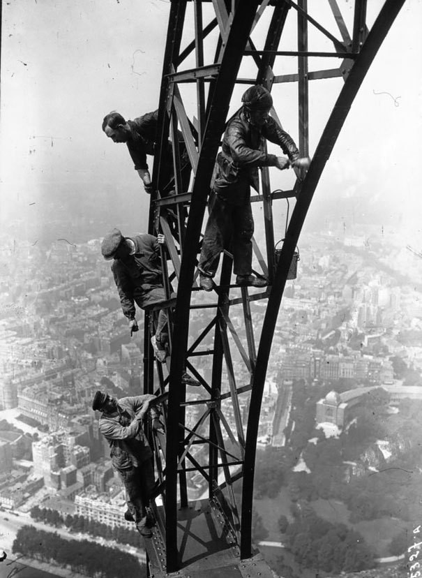Các công nhân cẩn thận sơn tháp Eiffel - biểu tượng của nước Pháp - năm 1932.