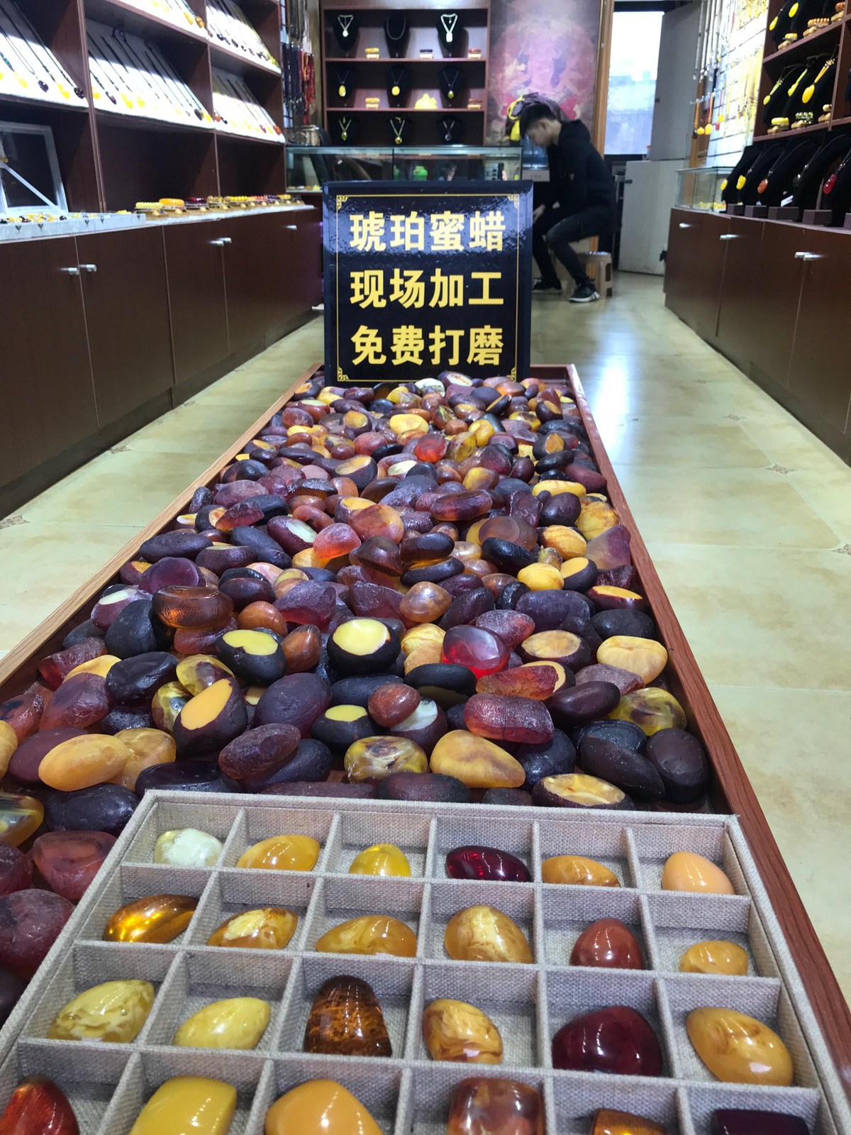 Men theo con đường lát đá sạch bong là vô vàn cửa hàng bày bán các sản phẩm truyền thống. Những gánh hàng rong dọc bờ sông Đà giang và len lỏi trong các con ngõ nhiều không đếm xuể. Hầu hết là đồ hand-made : bùa túi, đồ trang sức bạc, lụa là gấm vóc đủ sắc màu…