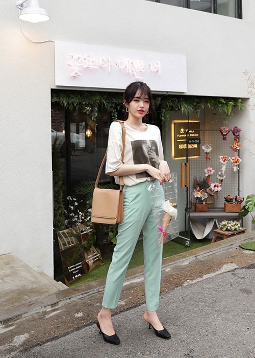 Sự năng động thoải mái của áo phông kết hợp với nét thanh lịch của quần vải sẽ khiến các cô gái có một set đồ đầy thú vị. Đơn giản nhất bạn hãy mix một chiếc áo phông in hình cùng với quần vải màu xanh pastel, nhấn nhá thêm một vài phụ kiện cơ bản như túi xách đeo vai và giày hở gót là đã có ngay một bộ trang phục hợp mốt rồi.