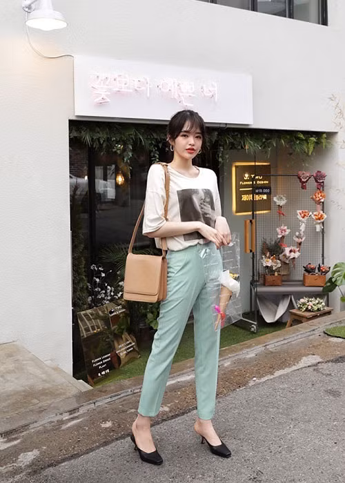 Sự năng động thoải mái của áo phông kết hợp với nét thanh lịch của quần vải sẽ khiến các cô gái có một set đồ đầy thú vị. Đơn giản nhất bạn hãy mix một chiếc áo phông in hình cùng với quần vải màu xanh pastel, nhấn nhá thêm một vài phụ kiện cơ bản như túi xách đeo vai và giày hở gót là đã có ngay một bộ trang phục hợp mốt rồi.