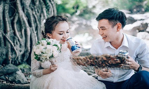 Cả hai hiện đang làm việc tại Ngân hàng Công thương tại quê nhà. Thế nhưng, cô nàng công tác tại Eakar còn chồng thì ở Buôn Hồ.