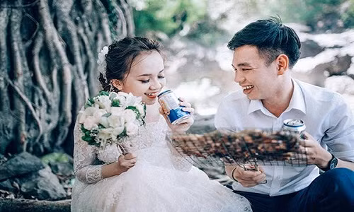 Cả hai hiện đang làm việc tại Ngân hàng Công thương tại quê nhà. Thế nhưng, cô nàng công tác tại Eakar còn chồng thì ở Buôn Hồ.