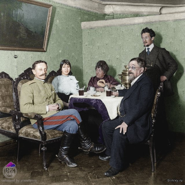 Một gia đình ở Nga ngồi trò chuyện, uống trà đầu những năm 1900.
