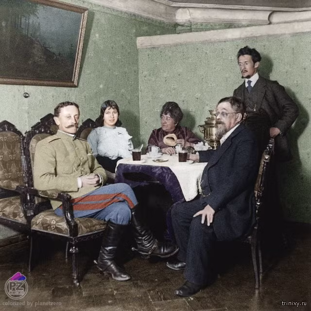 Một gia đình ở Nga ngồi trò chuyện, uống trà đầu những năm 1900.