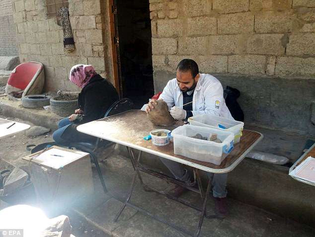 Các chuyên gia tin rằng, bức tượng tạc pharaoh Psamtik I cao khoảng 8m. Nó bị người ta phá hủy một cách có chủ ý.