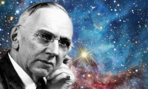 Không những có biệt tài tiên tri, Edgar Cayce còn khiến người đời không khỏi kinh ngạc bởi khả năng chữa bệnh cho chính mình cũng như hàng ngục ngàn người thông qua giấc ngủ thôi miên.