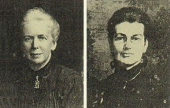 Lâu đài Petit Trianon nằm trong khuôn viên của lâu đài Versailles nổi tiếng của Pháp cũng gắn liền với câu chuyện xuyên không bí ẩn.