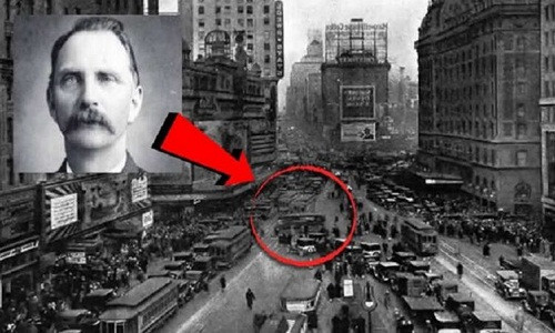 Quảng trường Thời đại ở New York, Mỹ là một trong những địa điểm được cho là cánh cổng để con người du hành thời gian. Nguyên do là vì một sự kiện ly kỳ đã xảy ra ở đây vào giữa tháng 6/1950.