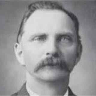 Khi ấy, nhiều người chú ý đến một người đàn ông khoảng 30 tuổi, ăn mặc theo phong cách từ cuối thế kỉ 19 xuất hiện ở Quảng trường Thời đại.