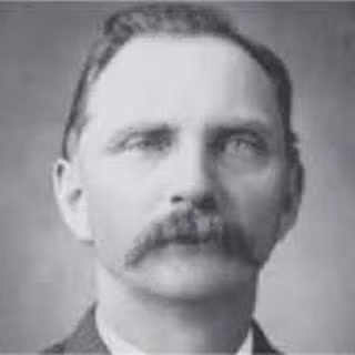 Khi ấy, nhiều người chú ý đến một người đàn ông khoảng 30 tuổi, ăn mặc theo phong cách từ cuối thế kỉ 19 xuất hiện ở Quảng trường Thời đại.