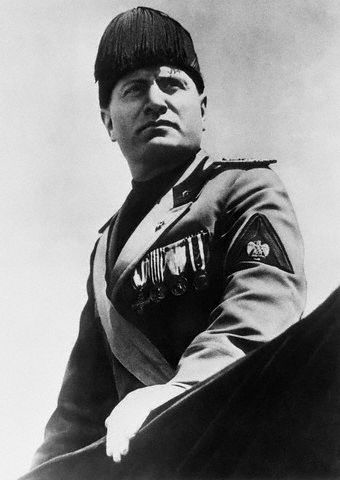 Đến năm 1940, Mussolini đẩy Italy tham gia vào Chiến tranh thế giới 2 với hàng chục triệu binh sĩ và dân thường thiệt mạng.