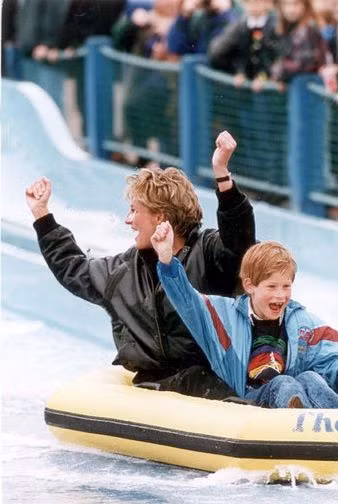 Công nương Diana và con trai - Hoàng tử Harry có buổi vui chơi vui vẻ tại công viên.