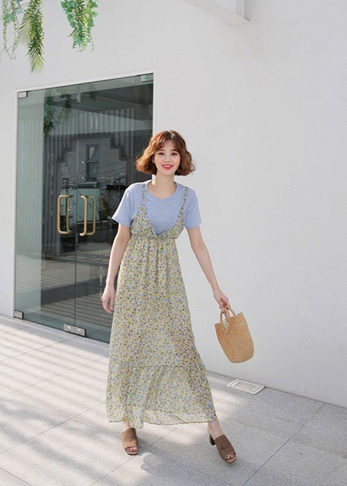 Tất nhiên nếu mix trang phục theo công thức này đừng bỏ qua những kiểu váy hoa nhí li ti xinh xắn. Một chiếc áo phông tím pastel kết hợp cùng chiếc váy hoa dịu dàng, các nàng sẽ trông thật nữ tính điệu đà khi xuống phố cùng bạn bè.
