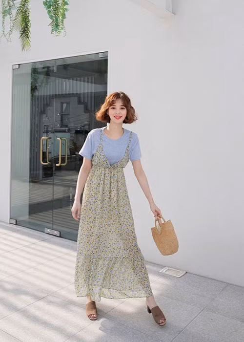 Tất nhiên nếu mix trang phục theo công thức này đừng bỏ qua những kiểu váy hoa nhí li ti xinh xắn. Một chiếc áo phông tím pastel kết hợp cùng chiếc váy hoa dịu dàng, các nàng sẽ trông thật nữ tính điệu đà khi xuống phố cùng bạn bè.