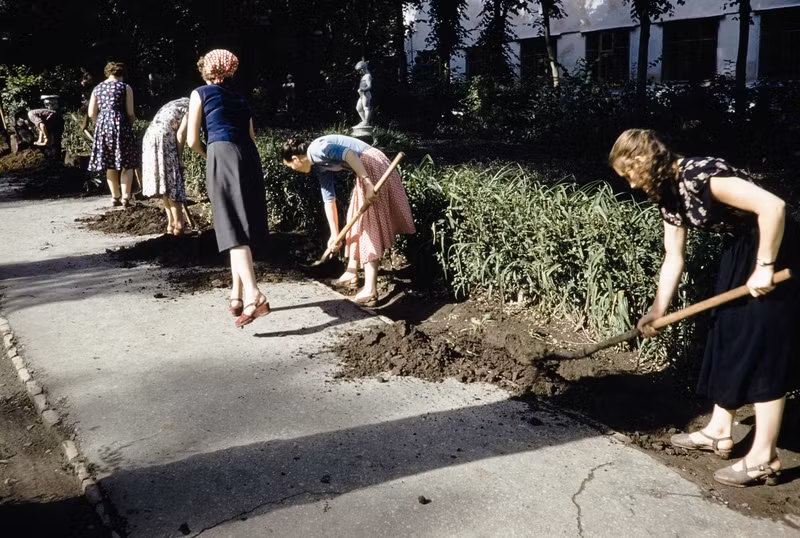 Nhờ những việc làm ý nghĩa của từng người dân, Liên Xô từng bước "thay da đổi thịt" trở thành cường quốc hùng mạnh trên thế giới. Mời quý độc giả xem video: Bảo tàng đồ cũ thời Liên Xô (nguồn: VTC14)