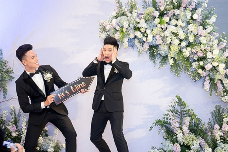 Chung nhau sở thích và nhiều điểm tương đồng, John Huy Trần và Nhiệm Huỳnh cùng vượt qua những định kiến ban đầu về hôn nhân đồng giới và những sóng gió trong tình cảm để rồi có một cái kết không thể tuyệt vời hơn.