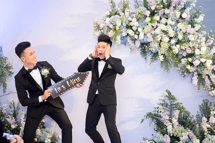 Chung nhau sở thích và nhiều điểm tương đồng, John Huy Trần và Nhiệm Huỳnh cùng vượt qua những định kiến ban đầu về hôn nhân đồng giới và những sóng gió trong tình cảm để rồi có một cái kết không thể tuyệt vời hơn.