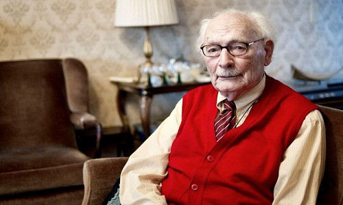 Theo đó, ông Hulst đã biến trường Đại học Đào tạo Giáo Viên Cải cách thành nơi trú ẩn an toàn cho trẻ em Do Thái cũng như những giáo viên Hà Lan từ chối thề trung thành với Đức quốc xã.