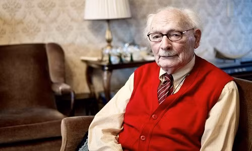 Theo đó, ông Hulst đã biến trường Đại học Đào tạo Giáo Viên Cải cách thành nơi trú ẩn an toàn cho trẻ em Do Thái cũng như những giáo viên Hà Lan từ chối thề trung thành với Đức quốc xã.