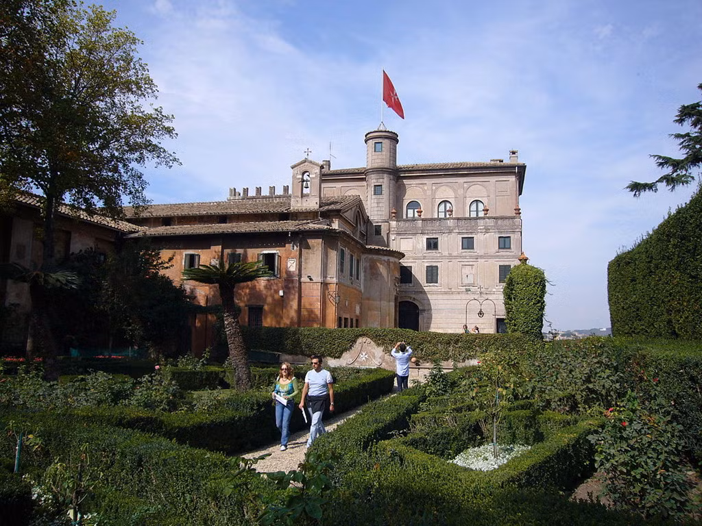 Ngoài ra, du khách còn có thể đến thăm Villa Malta cũng ở Rome, một tòa nhà lộng lẫy nằm trên đỉnh đồi và cũng là nơi đặt Đại sứ quán của Dòng Hiệp sĩ Malta ở Italy. Dù nằm trên lãnh thổ của Italy, cả hai tòa nhà này đều được cấp đặc quyền ngoại giao , do Italy là một trong 107 quốc gia công nhận Dòng Hiệp sĩ Malta.