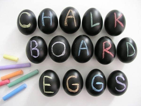 Vỏ trứng cũng có thể được sơn màu đen, làm nền cho những chữ cái được viết lên quả trứng trở nên nổi bật hơn. Bạn có thể dạy bé học chữ qua cách làm thú vị và sáng tạo này.