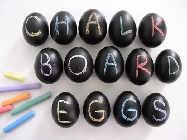 Vỏ trứng cũng có thể được sơn màu đen, làm nền cho những chữ cái được viết lên quả trứng trở nên nổi bật hơn. Bạn có thể dạy bé học chữ qua cách làm thú vị và sáng tạo này.