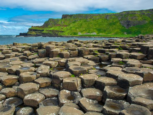 Theo truyền thuyết của người Ireland, Giant's Causeway là tàn tích của một con đường do người khổng lồ xây nên.