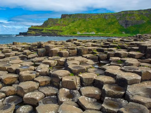 Theo truyền thuyết của người Ireland, Giant's Causeway là tàn tích của một con đường do người khổng lồ xây nên.