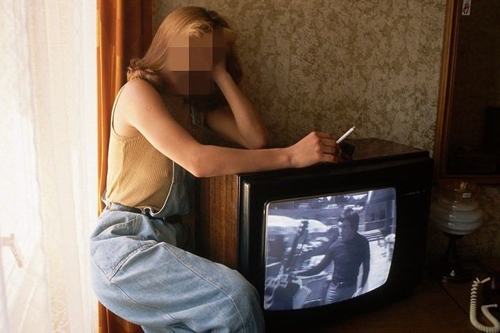 Một cô gái mại dâm (mặc quần bò xanh) xuất hiện trong một khách sạn ở thủ đô Moscow vào năm 1991. Ảnh: Turnley.