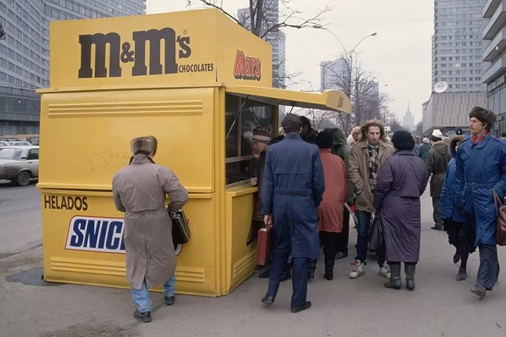 Thủ đô Moscow vào năm 1993. Ảnh: Corbis.