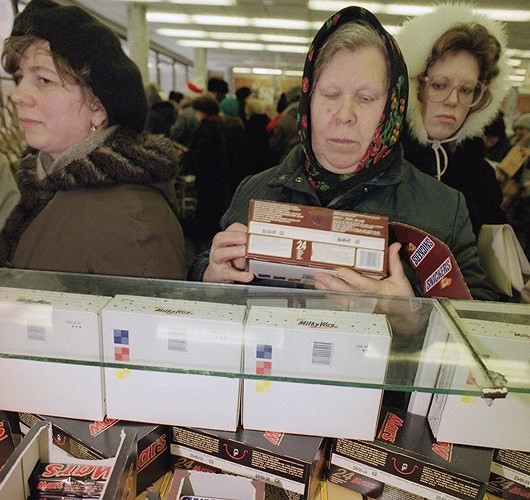 Các bà nội trợ Nga mua các thanh kẹo Mỹ tại Moscow, vào tháng 1/1991. Ảnh: AP.