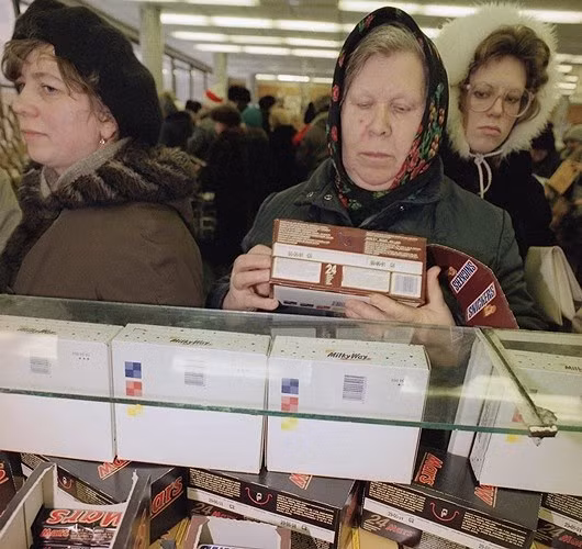 Các bà nội trợ Nga mua các thanh kẹo Mỹ tại Moscow, vào tháng 1/1991. Ảnh: AP.