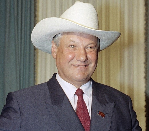 Tổng thống Nga Boris Yeltsin đội mũ cao bồi Mỹ trong chuyến thăm Washington vào ngày 19/6/1991. Ảnh: AP.