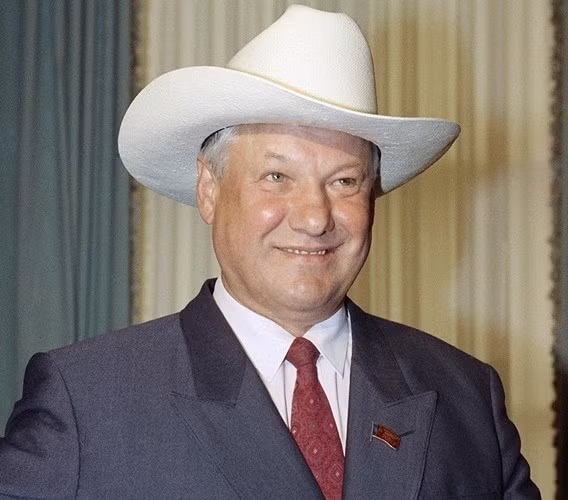 Tổng thống Nga Boris Yeltsin đội mũ cao bồi Mỹ trong chuyến thăm Washington vào ngày 19/6/1991. Ảnh: AP.